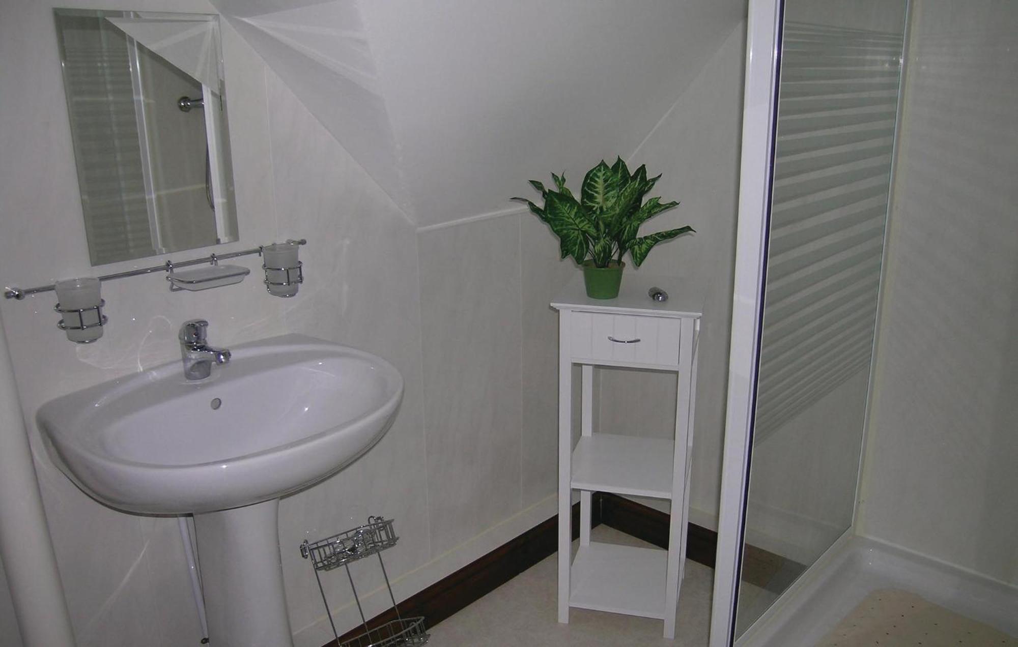 Lovely Home In Chateauneuf Du Faou With Wifi Saint-Thois Ngoại thất bức ảnh